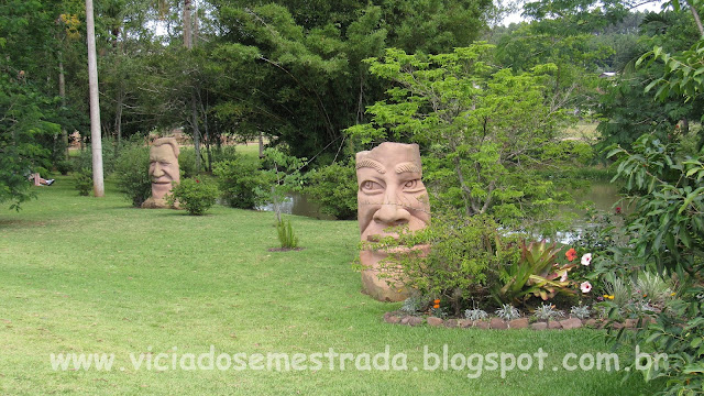 Esculturas em pedra-grês no jardim do parador