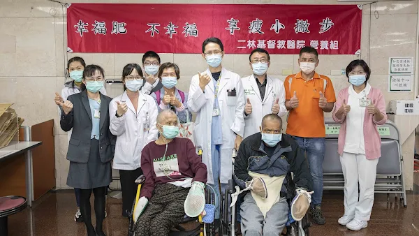 ▲新陳代謝科林子健醫師與營養師、民眾一同合影。（記者林明佑翻攝）