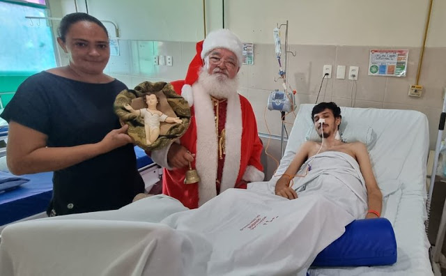 Visita do Papai Noel muda rotina de pacientes do Hospital Edson Ramalho