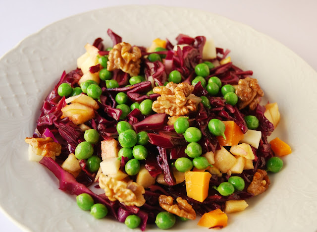 Salade de chou, pomme, petits pois et noix