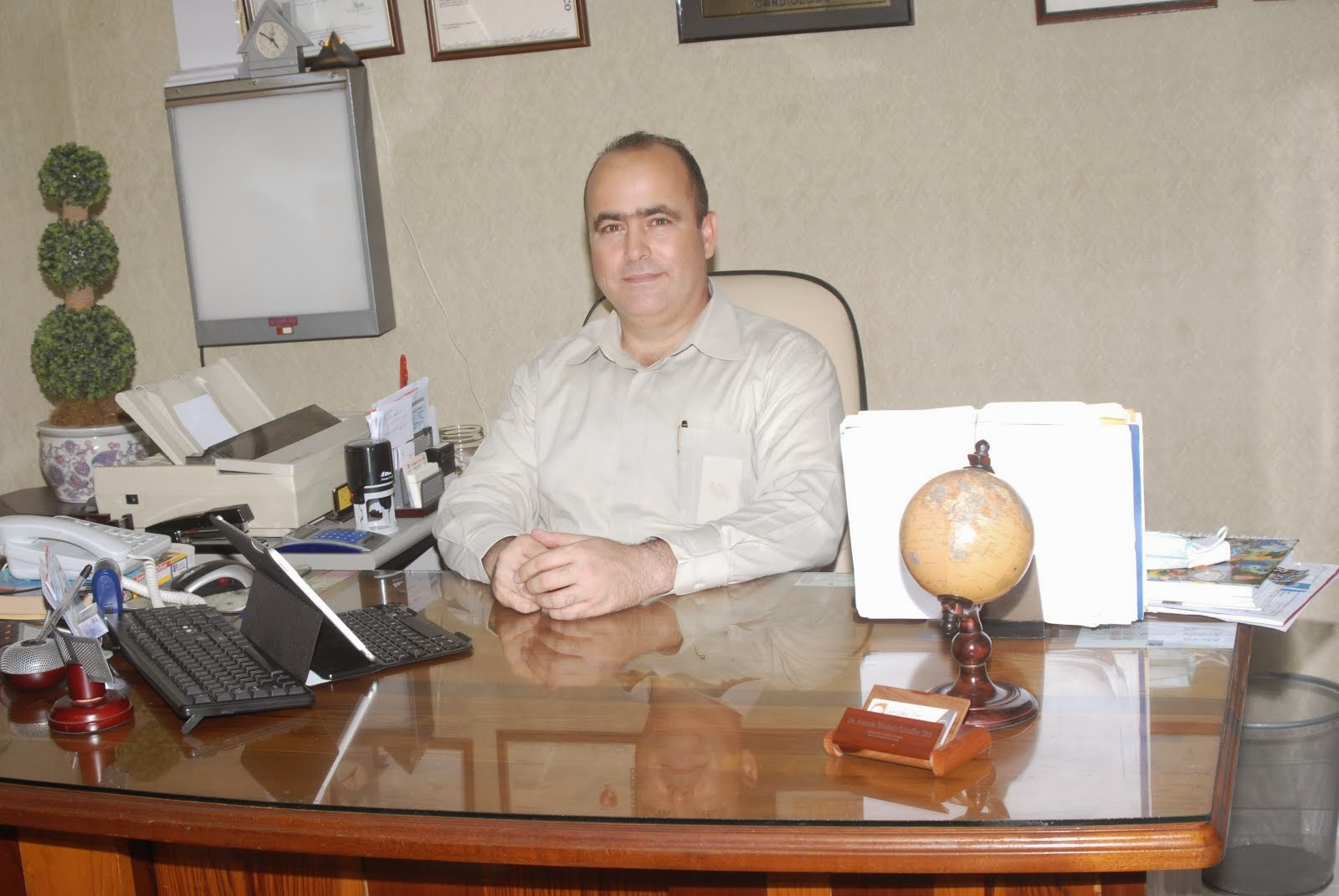 Dr. González(El Toro)