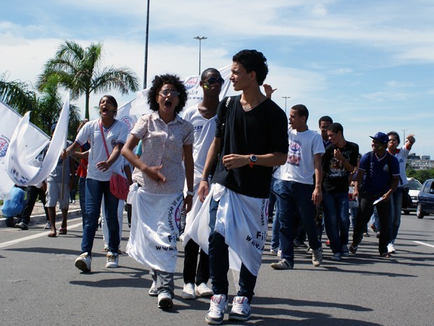 Com faixas e apitos, estudantes se mobilizam contra impasse grevista