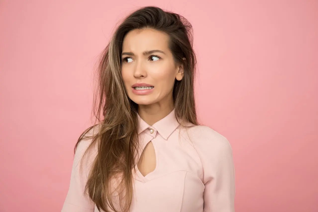 wanita mengenakan warna pink