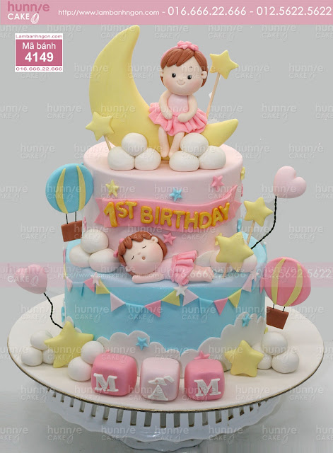 Bánh sinh nhật đẹp hình bé gái 1 tuổi ngồi trên cung trăng