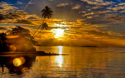 Ver el anochecer en las orilla de una Hermosa Playa (atardecer en la playa )