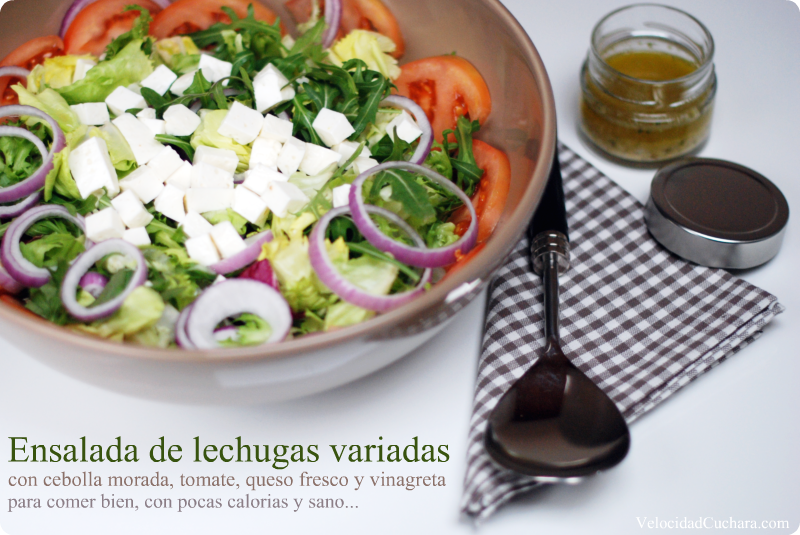 Ensalada fácil y rápida de lechugas variadas y queso fresco - VelocidadCuchara.com