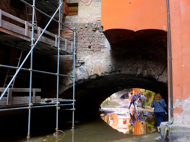 Finestrella-di-via-Piella-Bologna