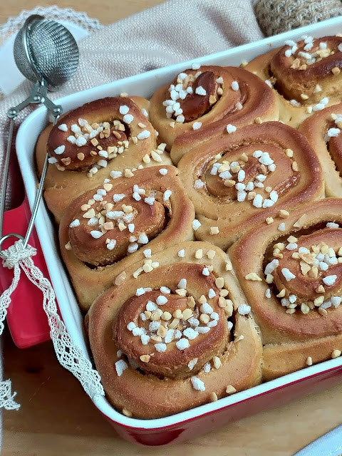 Receta de rollos de canela rellenos de crema de turrón de Jijona cinnamon rolls desayuno merienda postre azúcar almendra masa levadura horno Cuca queso crema relleno