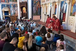 Молећи вернике у српској цркви