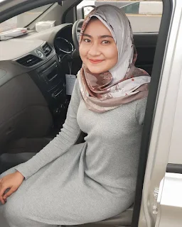 Hijabers cantik Ririn Putri Anjani