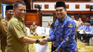 Penjabat Gubernur Serahkan Serentak Secara Digital 3.360 SK Pensiun dan Naik Pangkat PNS se-Aceh