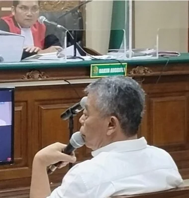 Ketua DPRD Jatim Kusnadi saat dihadirkan sebagai saksi dalam sidang dugaan gratifikasi dana hibah Pemprov Jatim di Pengadilan Tikipkor Surabaya, RABU (12/04/2023).