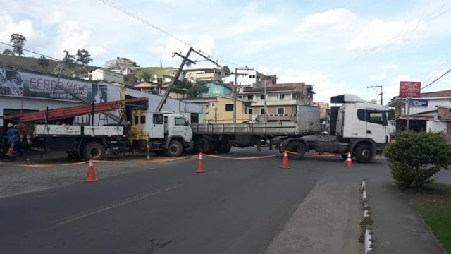 Carreta bate e derruba poste na Avenida do Cruzeiro em Mutuípe