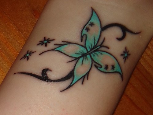 Tatuagem de borboleta design para meninas no pulso