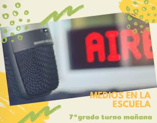 se ve una foto con un cartel de aire, de un estudio de radio