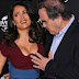 Salma Hayek deslumbra con su escote a Oliver Stone