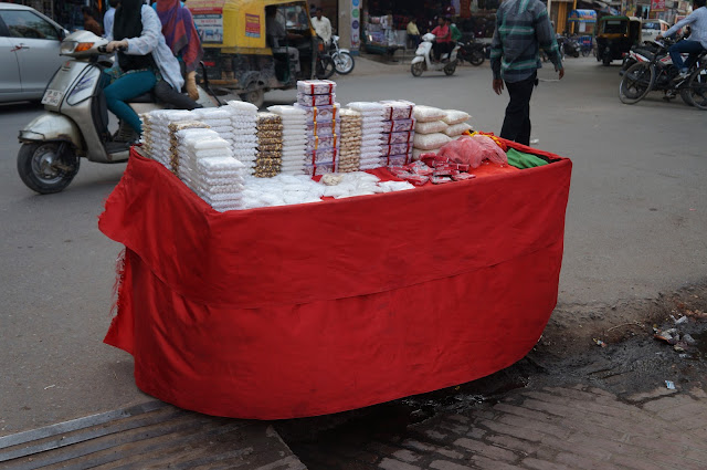 Pedagang Makanan dan perlengkapan sembahyang di Varanasi