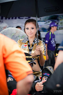 Essanne Yuxuan Singapore Sexy Model Sexy Golden Leather Dress In Race Car Show 17