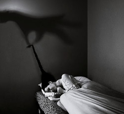 Ragazza nel letto, ombra treccia