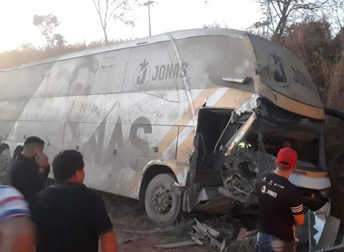 Acidente com ônibus de Jonas Esticado deixa três feridos no MA