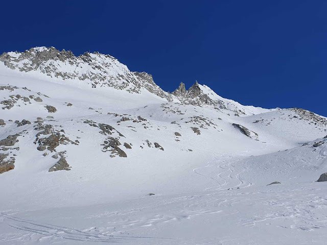 Nonostante la scarsità di neve, era possibile fare qualche bella sciata: domenica 5 marzo sotto la Punta di Conio (3093 m) in Valle Aurina. (Foto: Kathrin Zischg, 05.03.2023)
