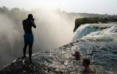 Berenang di Kolam Renang Setan (Devil’s Pool) 1