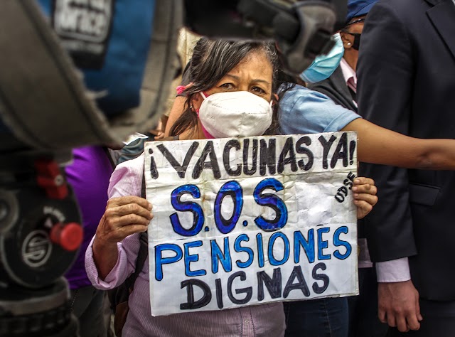 “¡Todos merecemos vivir!”, claman abuelitos exigiendo vacuna anti Covid en Venezuela