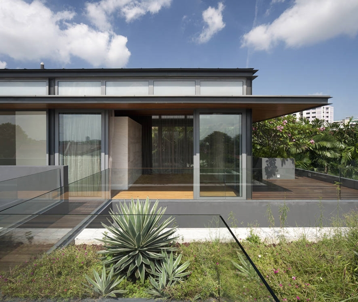Modern balcony in Travertine Dream House by Wallflower Architecture + Design