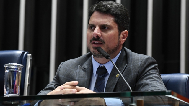 Senador Marcos do Val diz que Bolsonaro pressionou por golpe e que vai renunciar