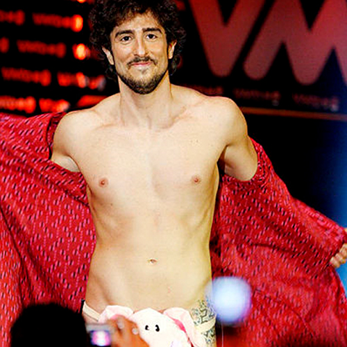 Marcos Mion sem camisa no palco do MTV VMB