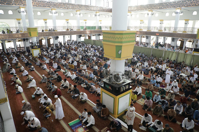 Bupati bersama Wabup Asahan dan Keluarganya Melaksanakan Sholat Id 1443 H di Masjid Agung H. Ahmad Bakrie Kisaran