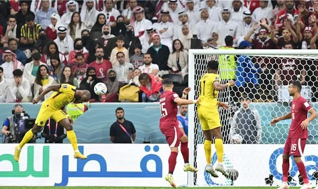 وكالة البيارق الإعلامية خسر المنتخب القطري أمام نظيره الإكوادوري بنتيجة 0/2 ، في المباراة التي أقيمت بينهما مساء اليوم باستاد البيت في افتتاح مباريات المجموعة الأولى من بطولة كأس العالم قطر 2022. أحرز إينير فالنسيا هدفي المنتخب الإكوادوري في الدقيقتين 16 و 31 أحدهما من ركلة جزاء. جاءت المباراة متوسطة المستوى سيطر المنتخب الإكوادوري على الكثير من فتراتها ، خاصة في الشوط الأول الذي تسيده تماماً في الوقت الذي ظهر فيه الفريق القطري بصورة مخيبة لآمال جماهيره التي انتظرت مستوى أداء أفضل وبالطبع نتيجة غير التي آلت إليها المباراة. وبهذه النتيجة ، حصد المنتخب الإكوادوري أول 3 نقاط له بالمونديال ، بينما بقي العنابي بلا رصيد. الشوط الأول بداية الشوط الأول صبت في مصلحة المنتخب الإكوادوري الذي لم يجد أي صعوبة تذكر في السيطرة على مجريات الأمور التي امتلكها مبكرا جدا من دون أي مقاومة لأصحاب الأرض. على الجانب الآخر .. ظهر المنتخب القطري بصورة متواضعة للغاية ولم يقدم أي شيء خلال الدقائق الأولى التي شهدت هدفا مبكراً للاكوادور ألغاه الحكم الإيطالي بداعي التسلل ، وذلك بعد العودة لتقنية الفيديو. ورغم أن الهدف الإكوادوري الملغي كان من المفترض أن يشكل جرس انذار لأصحاب الملعب ، إلا أن ذلك لم يحدث واستمرت السيطرة الاكوادورية على مجريات الأمور . الهدف الأول وكان من الطبيعي أن تسفر السيطرة الاكوادورية عن شيء ، وبالفعل ، نجح الفريق الضيف في الوصول للمرمى القطري ونجح في تسجيل أول أهداف المونديال عن طريق إينير فالنسيا في الدقيقة 16 من ركلة جزاء صحيحة. وعلى الرغم من تلقيه هدف ، إلا أن المنتخب القطري بقي على حالته السيئة ولم يظهر بالشكل المطلوب وترك الفرصة لمنافسه في السيطرة على مجريات الأمور وتنظيم المزيد من الهجمات التي شكلت خطورة على مرمى سعد الشيب حارس مرمى قطر الذي لم يكن في أفضل حالاته خلال هذا الشوط. هدف ثان ومع تواصل السيطرة الاكوادورية ، حان وقت الهدف الثاني الذي تم تسجيله بالفعل في الدقيقة 31 عبر نفس اللاعب إينير فالنسيا الذي استقبل عرضية متقنة من الناحية اليمنى قابلها برأسه سكنت الزاوية اليمنى لسعد الشيب. وبعد الهدف الثاني ، بدأ المنتخب القطري محاولات العودة للمباراة ، ولكن بقيت محاولاته على استحياء من دون أي خطوة باستثناء رأسية المعز علي مهاجم العنابي عندما استقبل عرضية بيدرو ميجيل من الناحية اليمنى ولكن الكرة خرجت على يمين الحارس الاكوادوري. الشوط الثاني بداية الشوط الثاني جاءت هادئة من قبل الفريقين ، وبقيت محاولات قطر دون أي خطورة واستمرت الحالة المتواضعة للفريق التي ظهر عليها في الشوط الأول مستمرة في الشوط الثاني ، باستثناء هجمات قليلة لم تصل لدرجة الخطورة المطلوبة. وسيطر الهدوء على أرجاء ملعب استاد البيت بعدما اكتفى منتخب الإكوادور بالهدفين وبالفوز ، فيما بدا المنتخب القطري تائهاً لا يستطيع التعامل مع المباراة أو الوصول الجاد لمرمى منافسه.