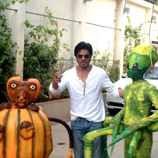 Shahrukh Khan Promotes 'Joker' Movie at Mannat