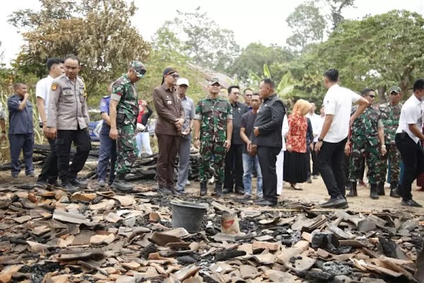 Bupati Lamsel Beri Bantuan Korban Kebakaran di Kecamatan Jati Agung