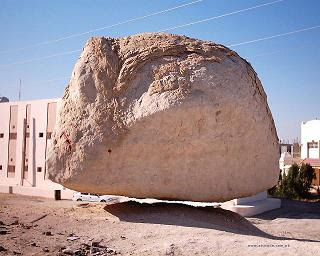 صورة صخرة زعم أنها معلقة في الهواء في الإحساء السعودية