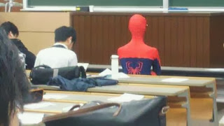Spiderman Terlihat Mengikuti Pelajaran di Universitas Tokyo