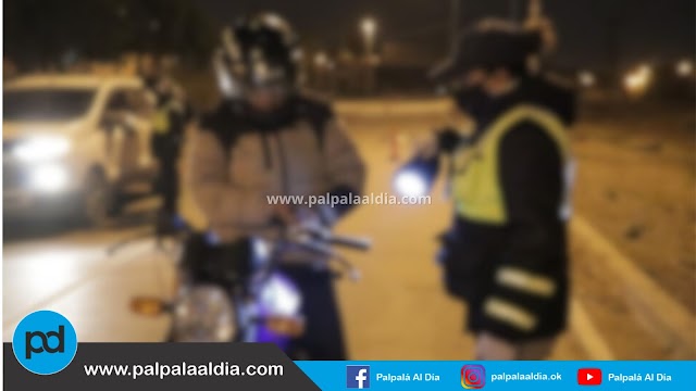 Motociclista lesiono a personal policial en control vehicular 