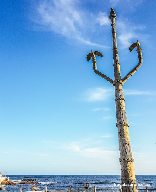 "Cetro da Ancestralidade", escultura de Mestre Didi na Praia do Rio Vermelho em Salvador