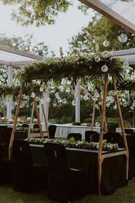 Mesas de boda con centros bajos y deco colgante