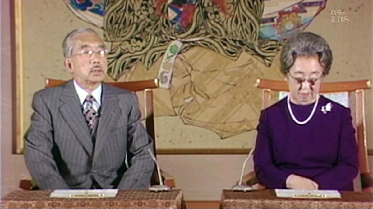 記者会見で原爆投下について語る昭和天皇と俯く香淳皇后