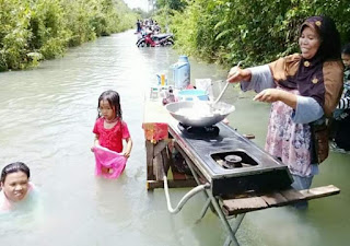 Meme Banjir Jakarta 2020 Masak Di Tengah Banjir