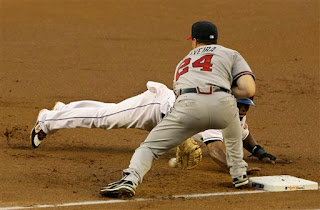 Smoltz throws away a pickoff attempt leading to the Mets first run