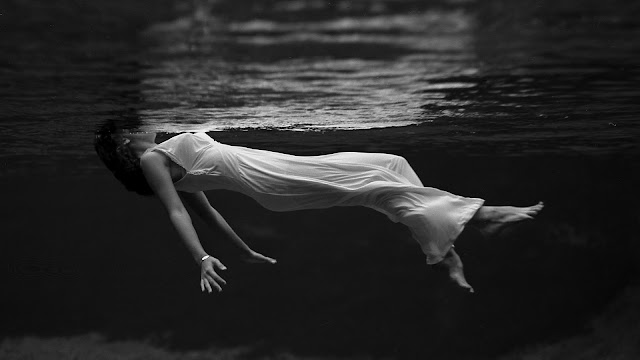 Toni Frissell: Weeki Wachee spring black and white underwater girl wallpaper 