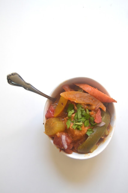 Slow Cooker Chicken Cacciatore- this meal is packed full of delicious vegetables. Set it and forget it and dinner will be ready when you're ready to eat!