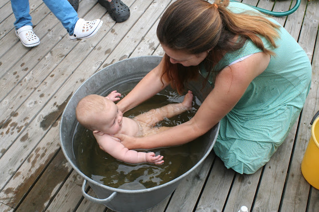 Julia washing Neve.