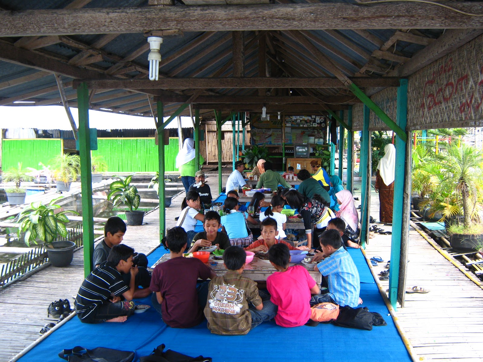  Warung Apung Jombor Sensasi Makan di Tengah Danau Hotel 