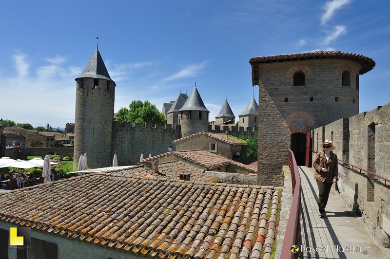 Le château comtal de Carcassonne vu des remparts avec une tour romaine et Valérie Blachier photo pascal blachier