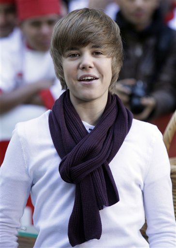 justin bieber new pictures 2010. new justin bieber pictures.