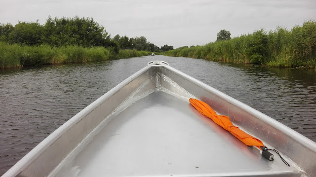 Boeg van varend bootje in Giethoorn.