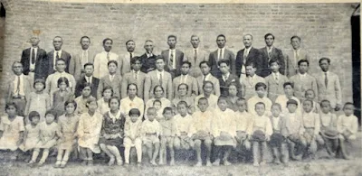 Dezessete famílias das 20 que chegaram a Katsura em 09/11/1913. Década de 1940-1950.